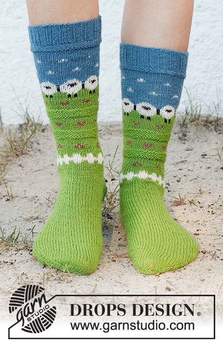 Summer Grazing / DROPS 178-22 - Gebreide sokken met veelkleurig patroon en schapen van DROPS Fabel. Maat 35 tot en met 43.
