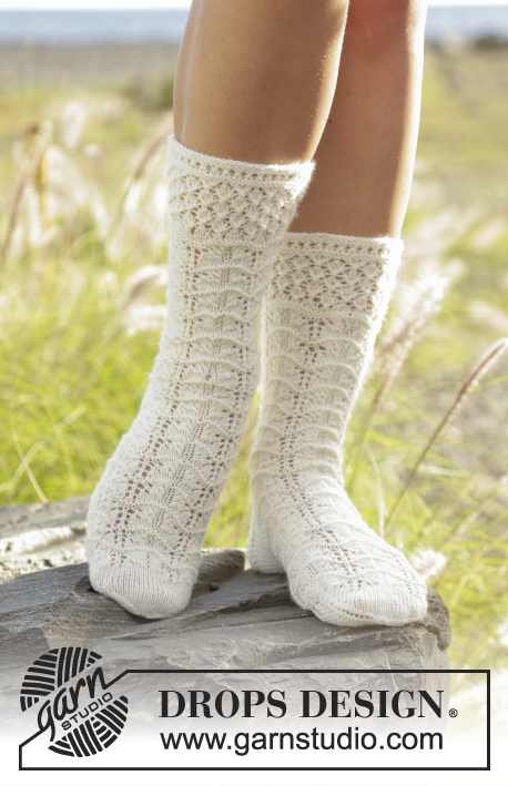 Spring Snow / DROPS 178-23 - Knitted sock with lace pattern in DROPS Fabel. Size 35 to 43
