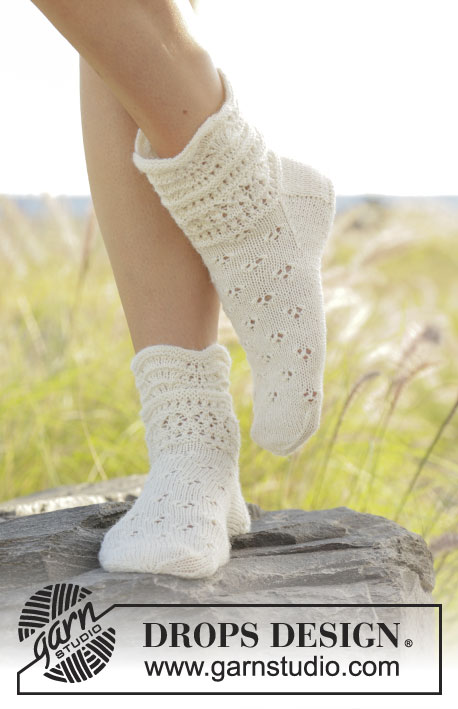 Almost Spring / DROPS 178-25 - Ponožky s ažurovým a vlnkovým  vzorem pletené z příze DROPS Fabel. Velikost: 35-43.