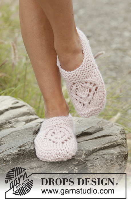 Sally's Way / DROPS 178-50 - Knitted slippers with lace pattern and garter stitch in DROPS Andes. Sizes 35 - 42.