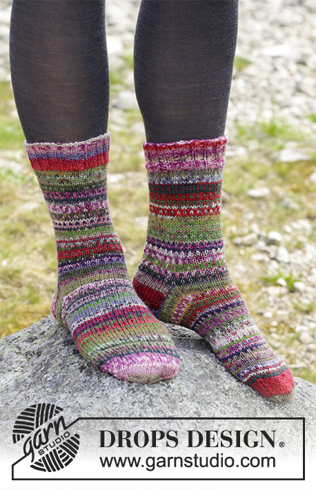 Rock Socks / DROPS 179-21 - Strikkede sokker med flerfarvede striber. Størrelse 35 - 43.
Arbejdet er strikket i DROPS Fabel
