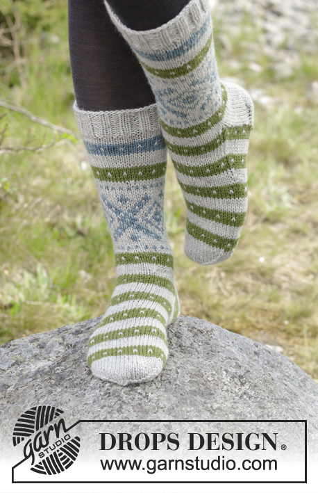 Nova Scotia Toes / DROPS 180-23 - Strikkede sokker til herre med flerfarvet nordisk Fana mønster. Størrelse 35 - 46. 
Arbejdet er strikket i DROPS Karisma.
