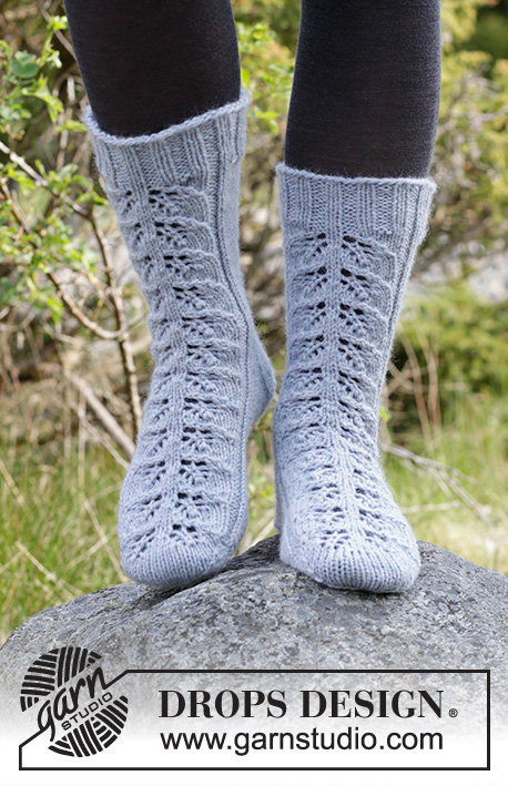Lace Warmers / DROPS 182-14 - Gebreide sokken met blaadjespatroon. Maat 35 - 43
Het werk wordt gebreid in DROPS Nepal.