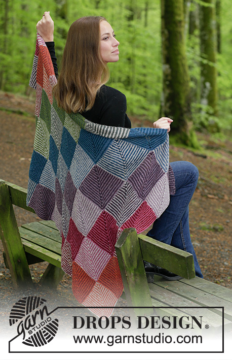 Autumn Nights / DROPS 184-13 - Couverture tricotée avec des dominos, au point mousse rayé. Se tricote en DROPS Alpaca.