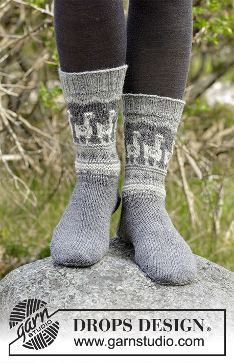 Andean Caravan Socks / DROPS 184-20 - Meias tricotadas em DROPS Nord, com jacquard nórdico com lamas / alpacas. Do 35 ao 43.