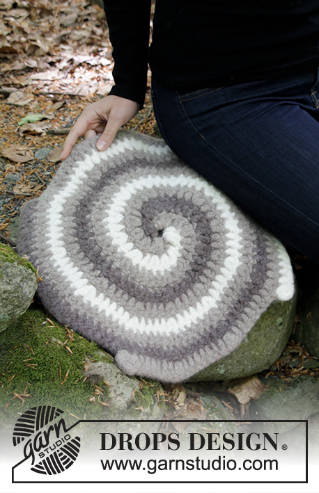 Hypnotic Autumn / DROPS 184-38 - Crocheted and felted seating pad with spiral and stripes. Piece is crocheted in DROPS Polaris.