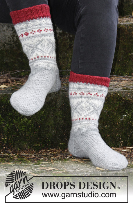 Narvik Socks / DROPS 185-8 - Stickade sockor med flerfärgat nordiskt mönster till herr. Storlek 35-46.
Arbetet är stickat i DROPS Karisma
