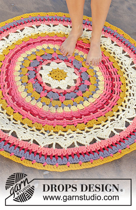 Himalaya Rose / DROPS 189-10 - Kruhový koberec s barevnými pruhy a krajkovým vzorem háčkovaný od středu z trojité příze DROPS Paris.