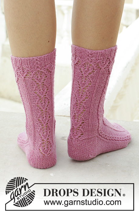 Viking Heart / DROPS 189-21 - Ponožky s krajkovým vzorem a drobnými copánky pletené z příze DROPS Fabel. Velikost: 35 – 43.
