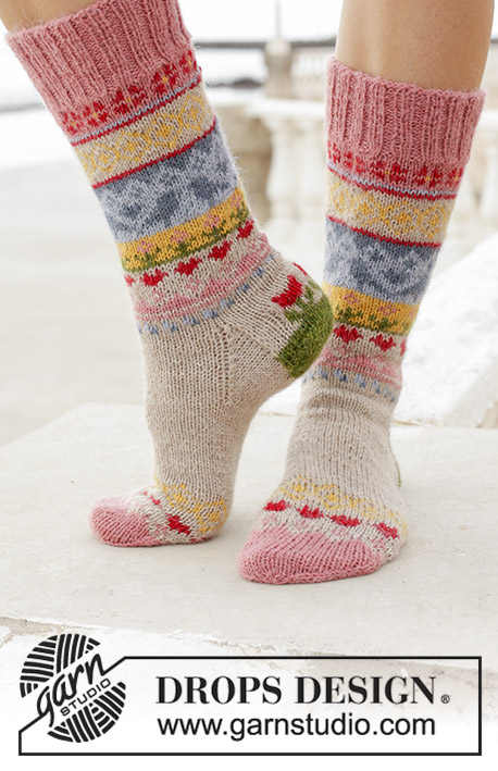 Enchanted Socks / DROPS 189-23 - Ponožky s vyplétaným pestrobarevným vzorem pletené z příze DROPS Nord. Velikost 35 – 43.