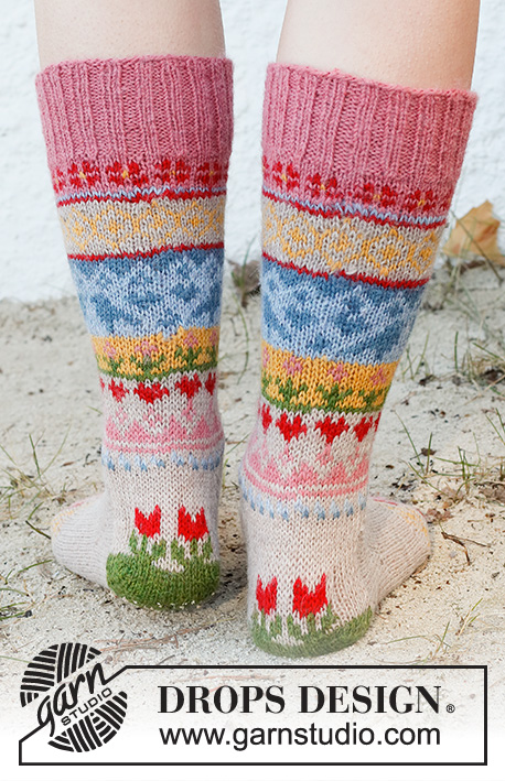 Enchanted Socks / DROPS 189-23 - Knitted socks with multi-coloured pattern. Size 35 to 43 Piece is knitted in DROPS Nord.