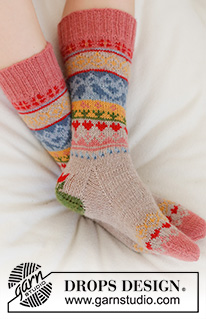 Enchanted Socks / DROPS 189-23 - Ponožky s vyplétaným pestrobarevným vzorem pletené z příze DROPS Nord. Velikost 35 – 43.