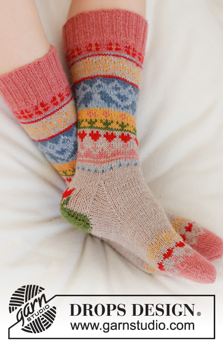 Enchanted Socks / DROPS 189-23 - Strikkede sokker med flerfarvet mønster. Størrelse 35 - 43. Arbejdet er strikket i DROPS Nord