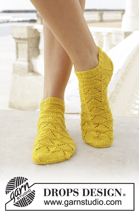 Sun Dance / DROPS 189-24 - Strikkede sokker med hulmønster. Størrelse 35 - 43. Arbejdet er strikket i DROPS Flora