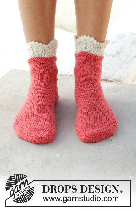 Frosted Top Socks / DROPS 189-27 - Kötött zokni hullámmintával kötött szegéllyel. 35/37 – 41/43 -as méretekben A darabot DROPS Flora fonalból készítjük.