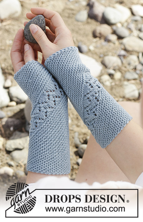 Saskia / DROPS 190-34 - Knitted wrist warmers with garter stitch and lace pattern, worked diagonally. The piece is worked in DROPS BabyMerino.