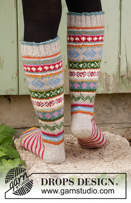 Winter Carnival Socks / DROPS 193-1 - Gebreide sokken in DROPS Karisma. Het werk wordt gebreid met strepen en Scandinavisch patroon. Maten 35 - 46.