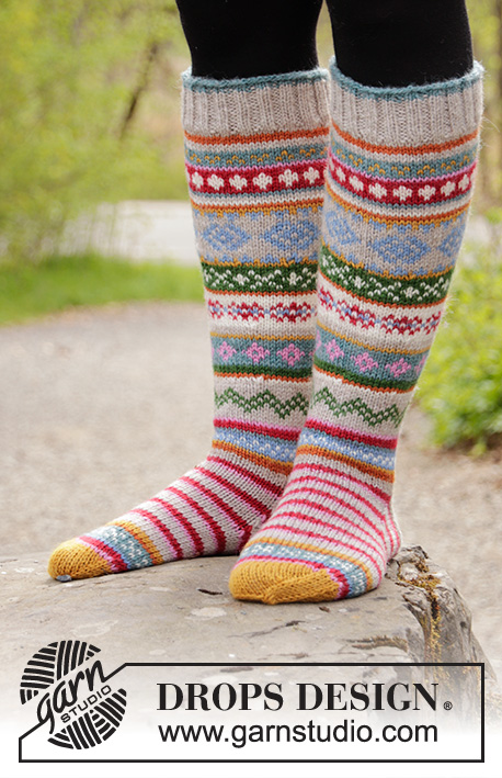 Winter Carnival Socks / DROPS 193-1 - Knitted socks in DROPS Karisma. The piece is worked with stripes and Nordic pattern. Sizes 35 - 46.