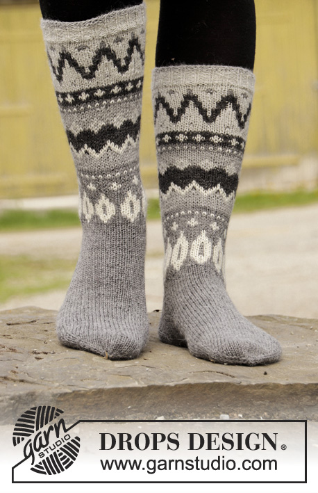 Steingard Socks / DROPS 193-15 - Gebreide sokken in DROPS Nord. Het werk wordt gebreid met Scandinavisch patroon. Maat 35 tot 43