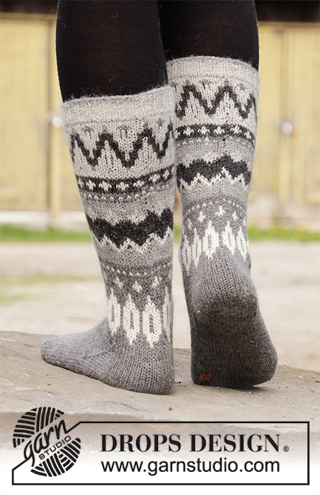 Steingard Socks / DROPS 193-15 - Gebreide sokken in DROPS Nord. Het werk wordt gebreid met Scandinavisch patroon. Maat 35 tot 43