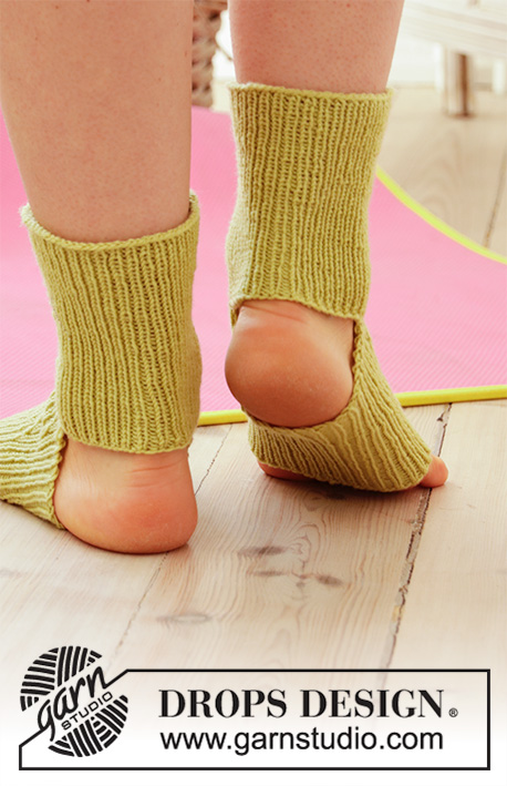 Deep Breath / DROPS 193-23 - Strikkede sokker i DROPS BabyMerino. Arbejdet er strikket oppefra og ned med hulmønster og rib. Størrelse 35 – 43. Tema: Yoga.