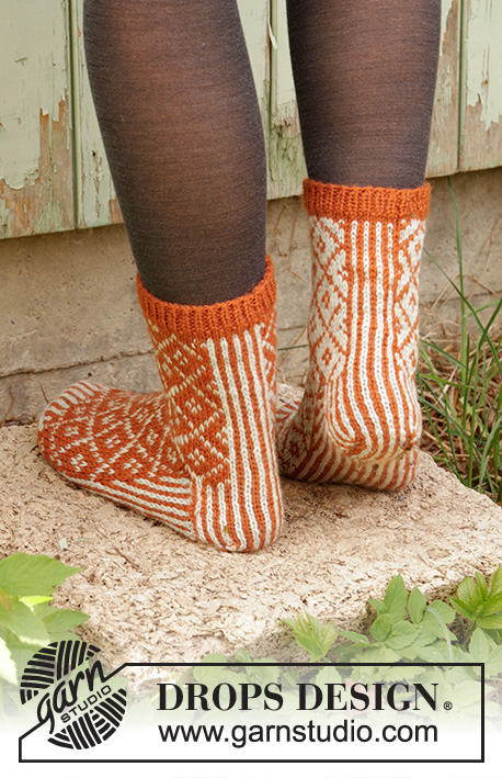 Inside Out / DROPS 193-3 - Ponožky s norským vzorem pletené z příze DROPS Karisma. Velikost 35 - 43.