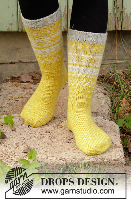 Lemon Pie Socks / DROPS 193-9 - Gebreide sokken in DROPS Karisma of DROPS Daisy. Het werk wordt in de rondte gebreid, met een Scandinavisch patroon. Maten 35 - 46.