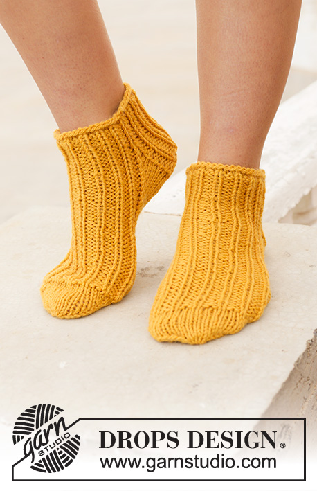 Sun Spun Socks / DROPS 198-14 - Gebreide sokken in DROPS Nepal. Het werk wordt van boven naar beneden gebreid met boordsteek en tricotsteek. Maten 35-43.