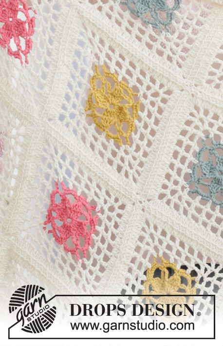 Garden Patches / DROPS 198-3 - Gehaakte deken in DROPS Cotton Merino. Het werk wordt gehaakt met gehaakte vierkanten in verschillende kleuren.