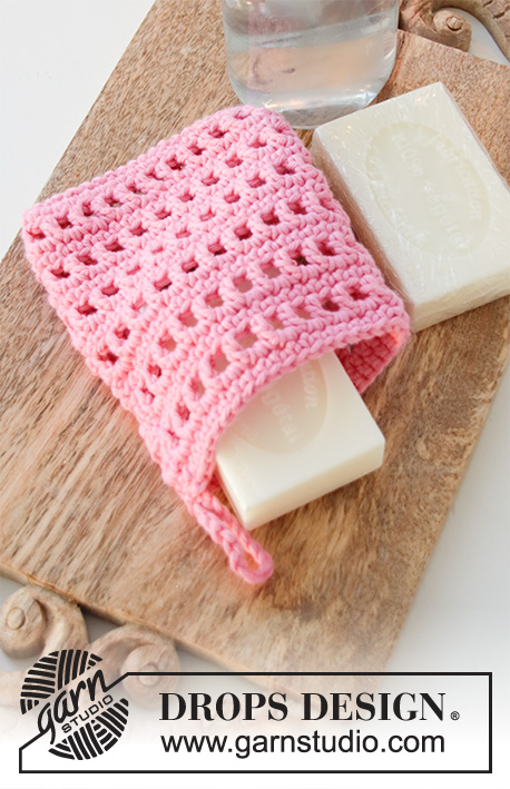 Soap Saver / DROPS 198-30 - Bolsa para sabonete ou tawashi crochetado em ponto rendado, em DROPS Paris. Crocheta-se de cima para baixo.