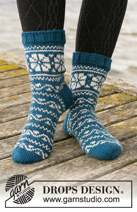 Fabled Cottage / DROPS 203-25 - Strikkede sokker i DROPS Karisma. Arbejdet strikkes oppefra og ned med nordisk mønster. Størrelse 35 - 43.