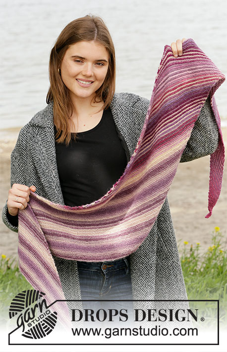 Wild Berry Ripple / DROPS 204-41 - Knitted shawl in DROPS Delight. Knitted diagonally with stripes and garter stitch.