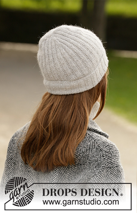 Purity / DROPS 204-47 - Knitted hat and neck warmer in DROPS BabyMerino. Piece is knitted with texture.