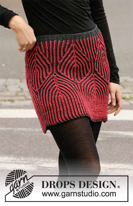 Finally The Weekend / DROPS 206-24 - Knitted skirt in 2 coloured English rib with leaf pattern. Piece is knitted in DROPS Merino Extra Fine. Size: S - XXXL