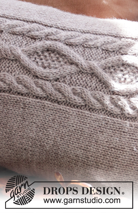 Happy Reading / DROPS 207-48 - Capa de almofada tricotada de um lado ao outro, com torcidos, em DROPS Karisma. Para uma almofada de 30x50 cm.