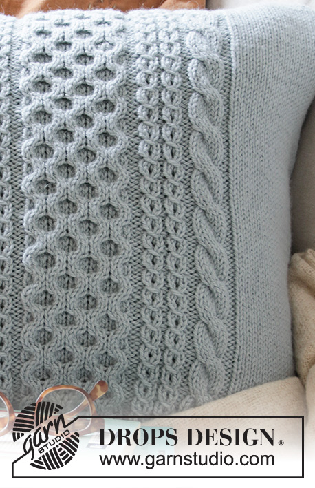 Cabled Comfort / DROPS 207-54 - Pokrowiec na poduszkę na drutach, z warkoczami, z włóczki DROPS Nepal.