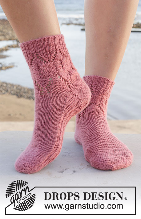 Rambling Roses / DROPS 209-26 - Ponožky s copánkovým a krajkovým vzorem pletené z příze DROPS Nord. Velikost 35 - 43