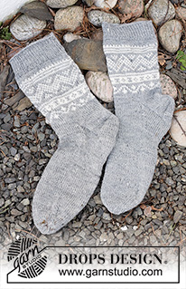 Highland Hikers / DROPS 214-53 - Strikkede sokker i DROPS Fabel. Arbejdet strikkes oppefra og ned med nordisk mønster. Størrelse 35 – 43.