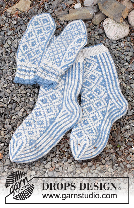 Fjord Mosaic Set / DROPS 214-54 - Stickade vantar med nordiskt mönster i DROPS Nepal.
Stickade sockor med nordiskt mönster i DROPS Nepal. Storlek 35 – 43.