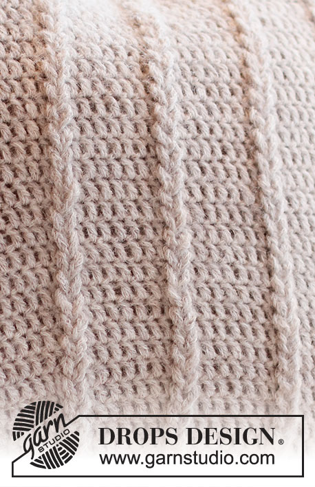 Breaking Free Pillow / DROPS 215-44 - Capa de almofada crochetada em DROPS Sky e DROPS Kid-Silk. Crocheta-se em redondo, em pontos altos, com torcidos com argolas.