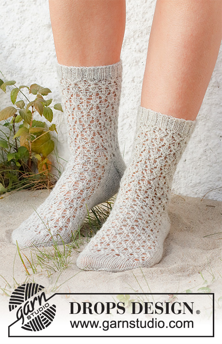 Rain Runners / DROPS 223-43 - Strikkede sokker i DROPS Nord. Arbejdet strikkes med hulmønster. Størrelse 35-43.