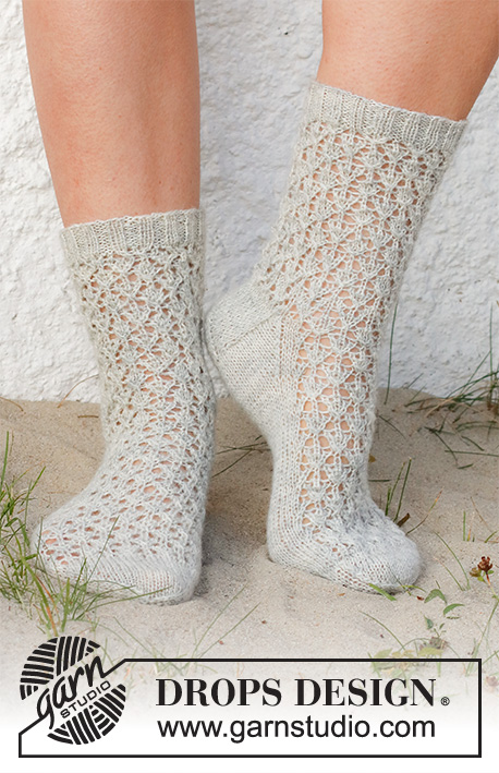 Rain Runners / DROPS 223-43 - Strikkede sokker i DROPS Nord. Arbejdet strikkes med hulmønster. Størrelse 35-43.