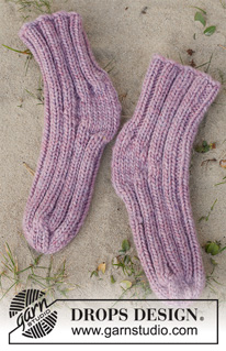 Hiking the Highlands / DROPS 223-44 - Ponožky pletené pružným vzorem z příze DROPS Snow. Velikost 35-42.
