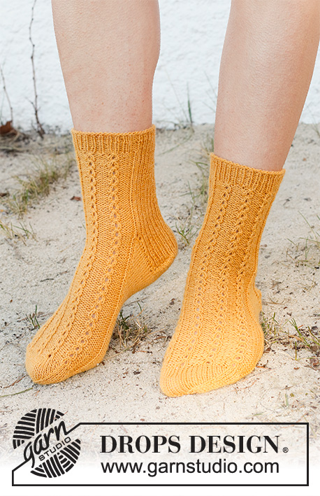 Sunshine Comfort / DROPS 223-45 - Kötött zokni DROPS Nord fonalból. A darabot fentről lefelé irányban készítjük, bordás és hamis csavartmintával. 35 - 43-as méretekben