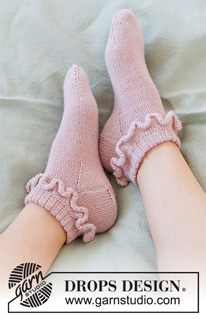 Rosy Ruffles / DROPS 223-47 - Kötött zokni fodorral DROPS Fabel fonalból. A darabot fentről lefelé haladva készítjük: 35-42 -es méretben