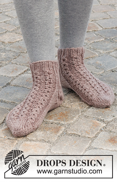 Rambling Toes / DROPS 227-54 - Meias tricotadas com pequenos torcidos e canelado, em DROPS Alaska. Do 35 ao 43