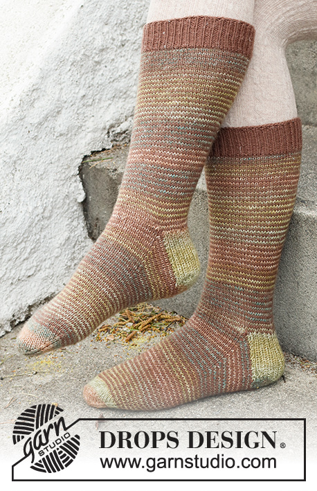 Autumnal Footsteps / DROPS 227-61 - Meias tricotadas com riscas, em DROPS Fabel. Do 35 – 43.