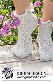 Dainty Duo / DROPS 229-19 - Knitted socks / ankle socks with lace pattern and flounce in DROPS Fabel. Size 35 to 43