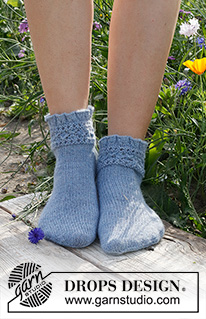 Kissing Kate / DROPS 229-20 - Stickade sockor i DROPS Nord. Arbetet stickas med hålmönster och volangkant. Storlek 35-43.