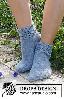 Kissing Kate / DROPS 229-20 - Kötött zokni DROPS Nord fonalból. A darabot csipkemintával és fodrokkal készítjük. 35-43-as méretben